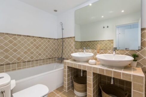 15-BATHROOM-SUNSET-GOLF-DISCOUNT-PROPERTY-CENTER-MARBELLA-oewzvgmx3mo745esw6m64tf8ogaryk3js2ym2wbb8g