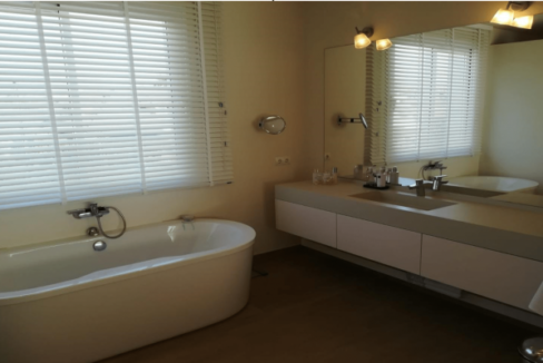 Villa-Doce-Master-Bathroom-os2ips43vgz7pbsjtgyw37n8c2jom08ttces61hpr4